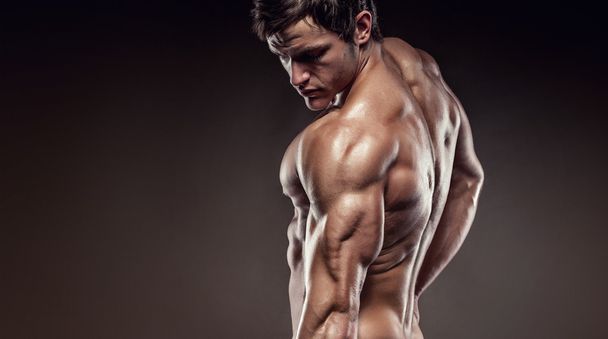 Muž Fitness Model představuje zádové svaly a triceps - Fotografie, Obrázek