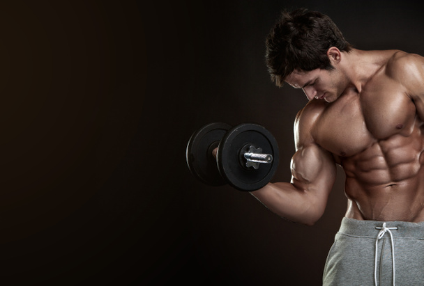 μυϊκή bodybuilder τύπος κάνει ασκήσεις με αλτήρες - Φωτογραφία, εικόνα