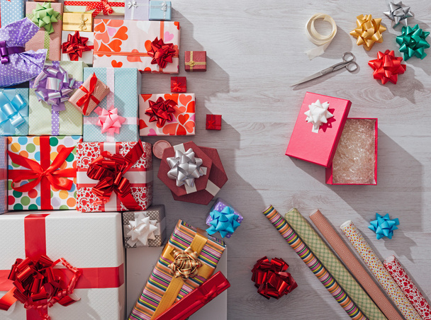 Wrapping Christmas gifts - Foto, immagini