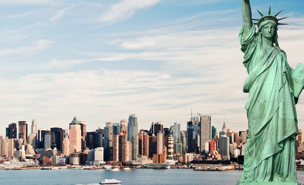 Нью-Йорк городской пейзаж со статуей Свободы
 - Фото, изображение