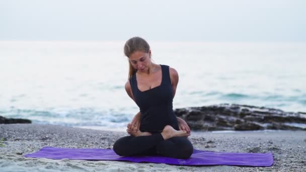jóvenes mujeres practican yoga en la playa cámara lenta
 - Imágenes, Vídeo