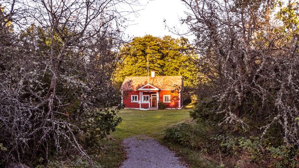 Antigua escuela de Folk en la isla de Harstena en Suecia, principalmente kn
 - Foto, imagen