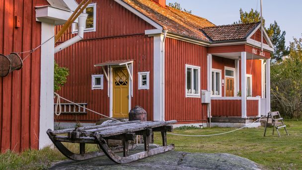 Oude Folk school op het eiland Harstena in Zweden, voornamelijk kn - Foto, afbeelding