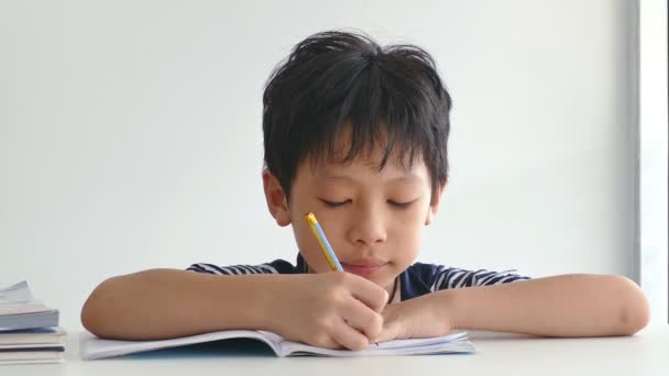 Kleiner Junge macht Hausaufgaben - Filmmaterial, Video