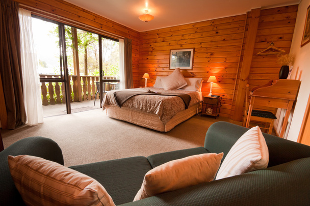 Interior del dormitorio lodge de madera de montaña
 - Foto, imagen