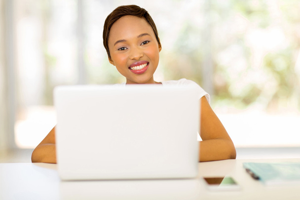 black woman using laptop computer - Foto, Bild