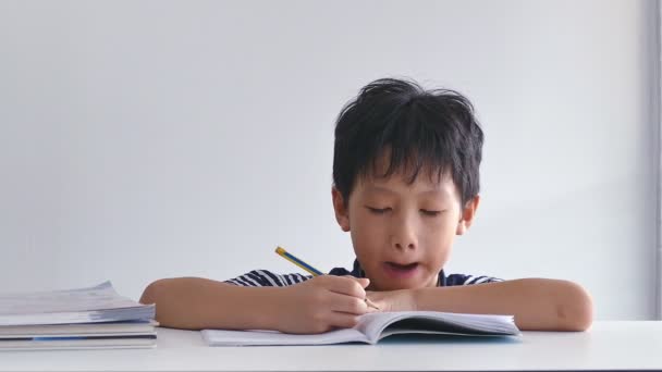 pequeno menino fazendo lição de casa - Filmagem, Vídeo