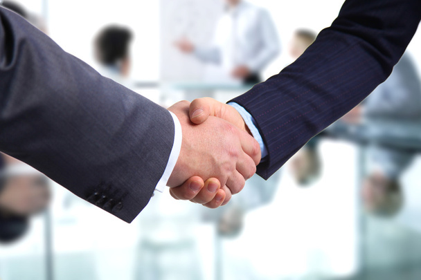 Handshake firmy. Dwa biznesmen drżenie rąk ze sobą w biurze - Zdjęcie, obraz