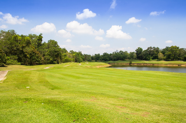 Terrain de golf herbe verte et lac avec paysage nuageux
 - Photo, image