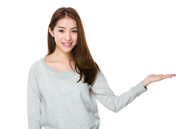 Aasialainen nuori nainen harmaa villapaita
 - Valokuva, kuva