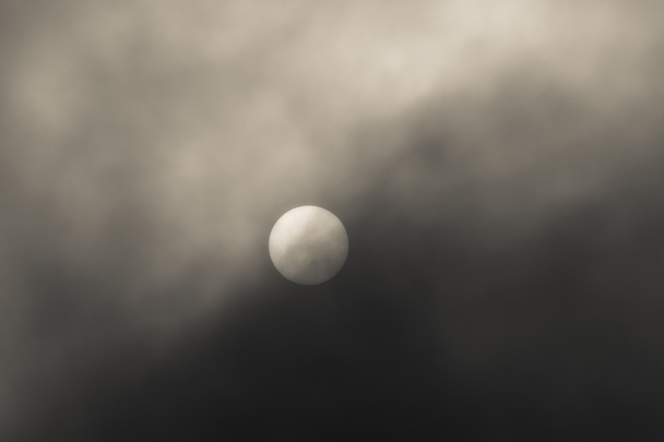 Full Sun detrás de la pesada niebla en blanco y negro
 - Foto, imagen