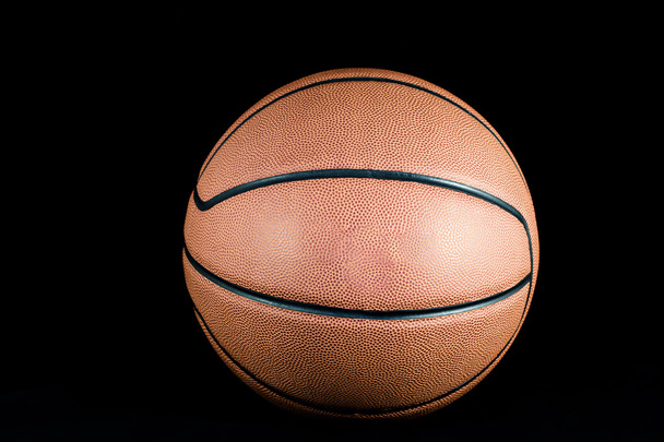 Баскетбол на чорному фоні
 - Фото, зображення