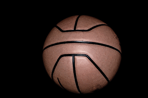 Basketbal na černém baclground - Fotografie, Obrázek