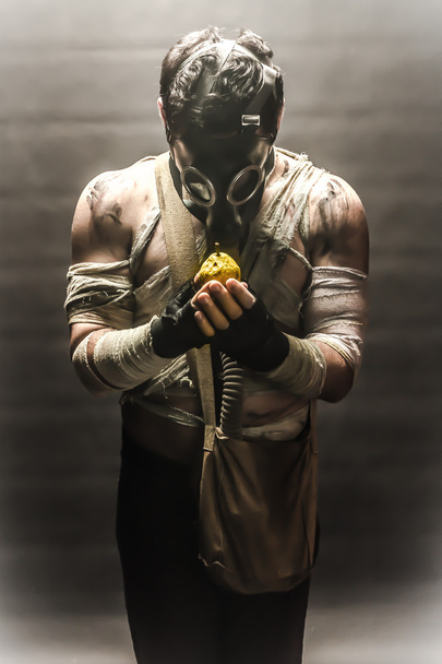 máscara de gas hombre con pera
 - Foto, imagen