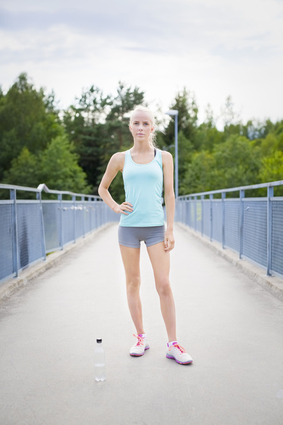Pewnie kobieta runner o jej przerwy po uruchomieniu - Zdjęcie, obraz