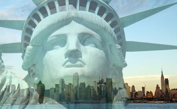 Dvojitá expozice New York City panorama s sochou svobody - Fotografie, Obrázek