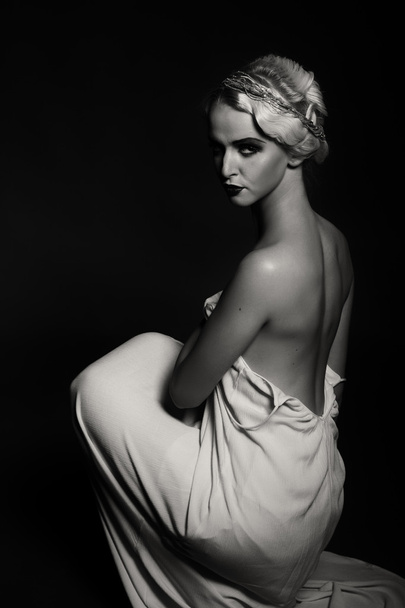 Beautiful blonde in vintage dress on a dark background - Foto, afbeelding
