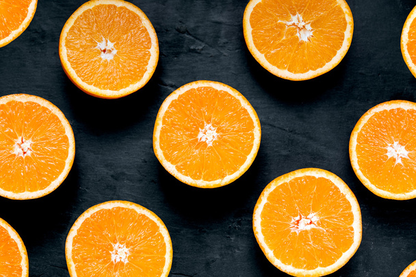 Όμορφη πορτοκάλια φρούτων σε φέτες σε παλιό τραπέζι. πλούσιο σε βιταμίνες. φόντου, υφή. - Φωτογραφία, εικόνα