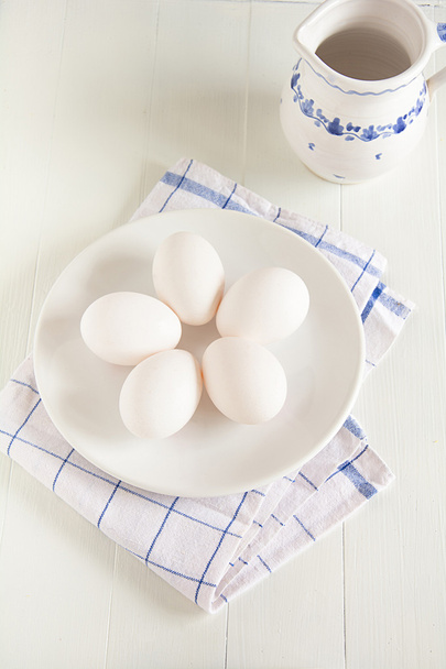 Rohe Eier liegen auf einem Teller - Foto, Bild