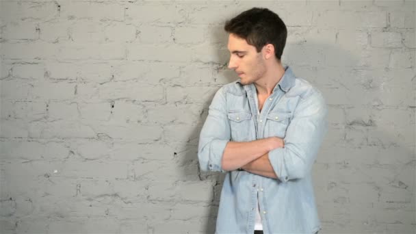 Männchen posiert in Jeans und weißem T-Shirt - Filmmaterial, Video