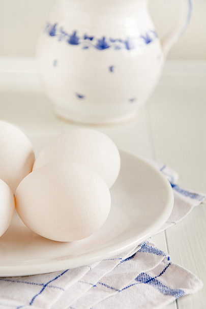 皿の上の生卵の嘘 - 写真・画像