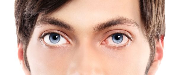 Nahaufnahme blauer Augen eines jungen Mannes mit geröteten und gereizten Augen - Foto, Bild