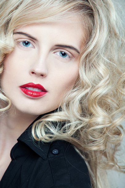Beautiful woman with long curly blond hair. - 写真・画像