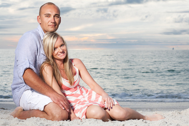 Привлекательная пара наслаждается солнечным днем на пляже
. - Фото, изображение