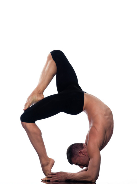 Man yoga Eka Pada Viparita Dandasana pose - Foto, imagen