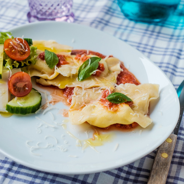 Homemade ravioli with tomatoes - Foto, imagen