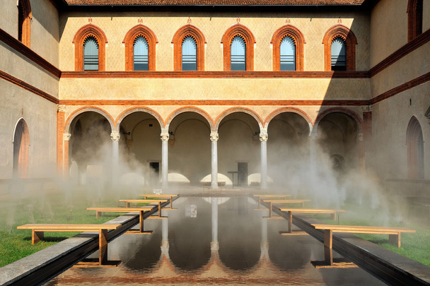 Дворик середньовіччя з басейном в сюрреалістичному тумані
 - Фото, зображення