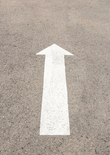 White arrow mark on the road. - Foto, immagini
