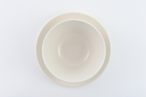 дві білі тарілки на білому фоні
 - Фото, зображення