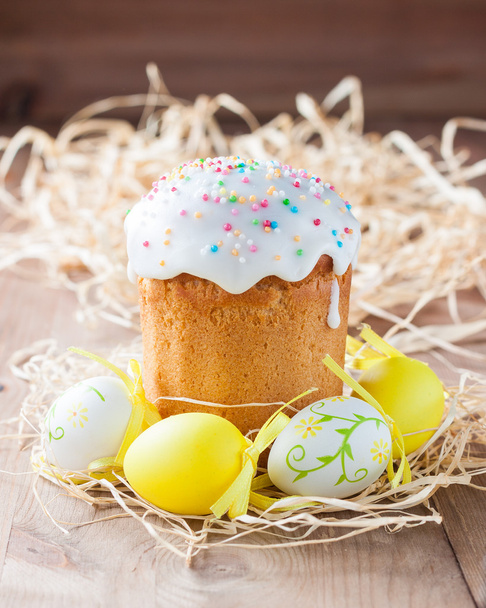 Easter cake and colored eggs - Фото, изображение