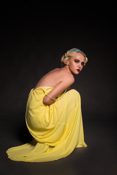 Beautiful blonde in vintage dress on a dark background - Фото, зображення