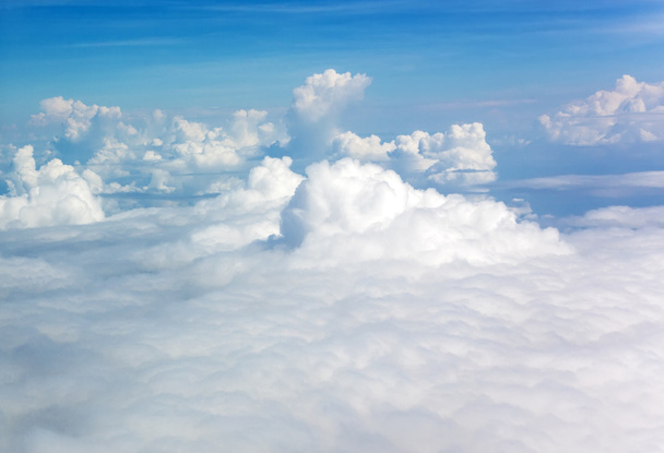 Голубое небо с декоративными облаками
 - Фото, изображение