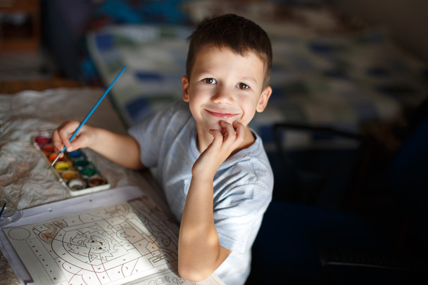 Happy little preschooler boy painting coloring book - Foto, Bild