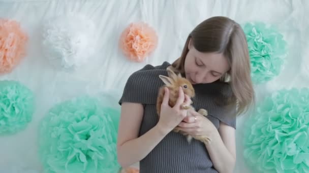 Frau hält kleines süßes Kaninchen - Filmmaterial, Video