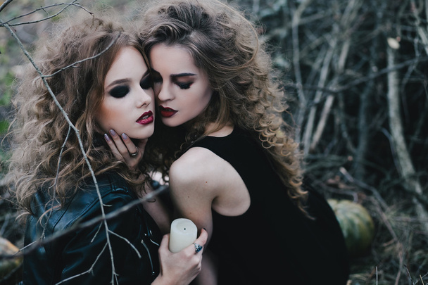 Deux sorcières millésimes réunies veille d'Halloween
 - Photo, image