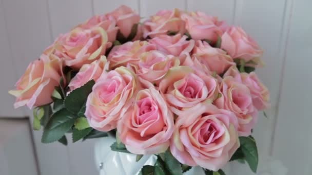 Ένα μπουκέτο πολύχρωμα τριαντάφυλλα. - Πλάνα, βίντεο