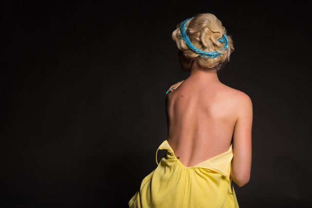 Красивая блондинка в винтажном платье на темном фоне
 - Фото, изображение