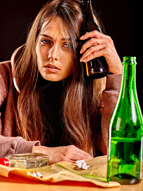 Chica borracha sosteniendo botella de vodka
. - Foto, Imagen