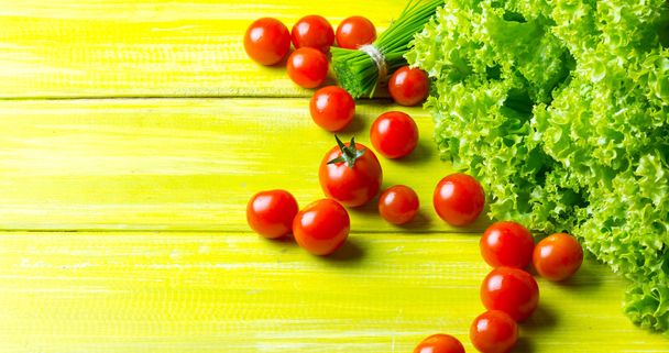 lettuce salad, tomatoes and chives on wooden green background.  - Foto, Bild