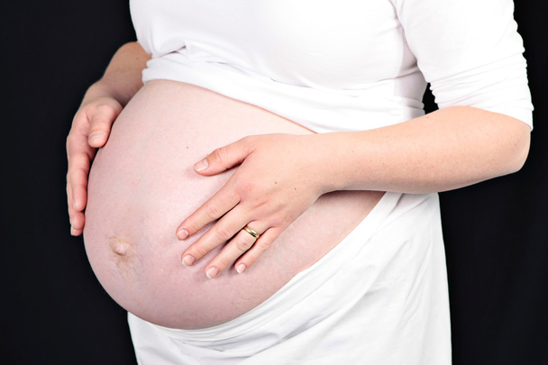 8 ヶ月妊娠中の女性 - 写真・画像