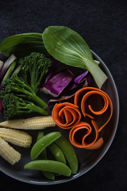 Granja de verduras frescas en plato
 - Foto, imagen