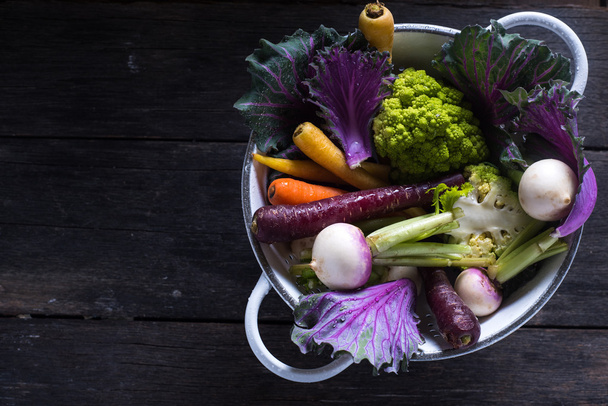 Verduras frescas en colador rústico
 - Foto, imagen