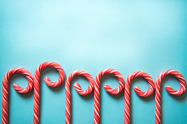 Canas de caramelo navideñas sobre fondo pastel
 - Foto, imagen