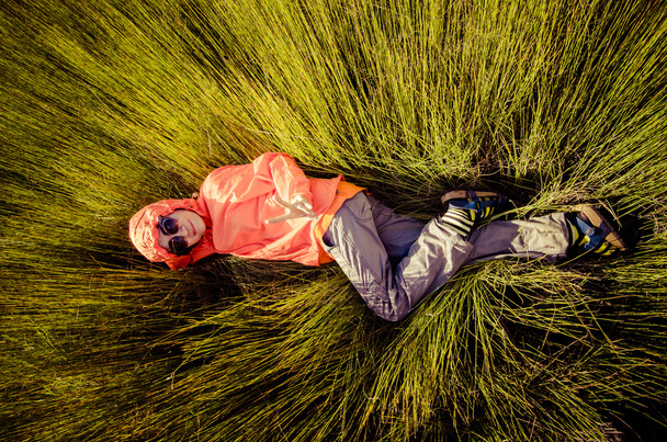 девушка, лежащая на траве - Фото, изображение