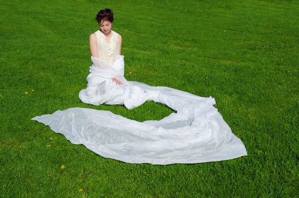 junge Frau sitzt im Gras - Foto, Bild