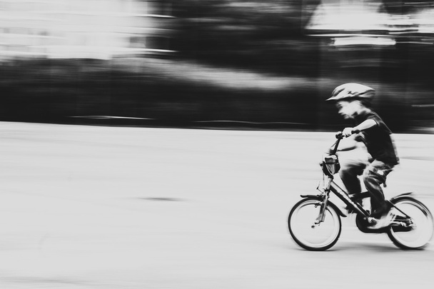 Junge fährt mit hohem Tempo Fahrrad - Foto, Bild